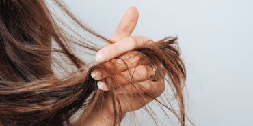 Cheveux secs : que faire et quels soins adopter ? 